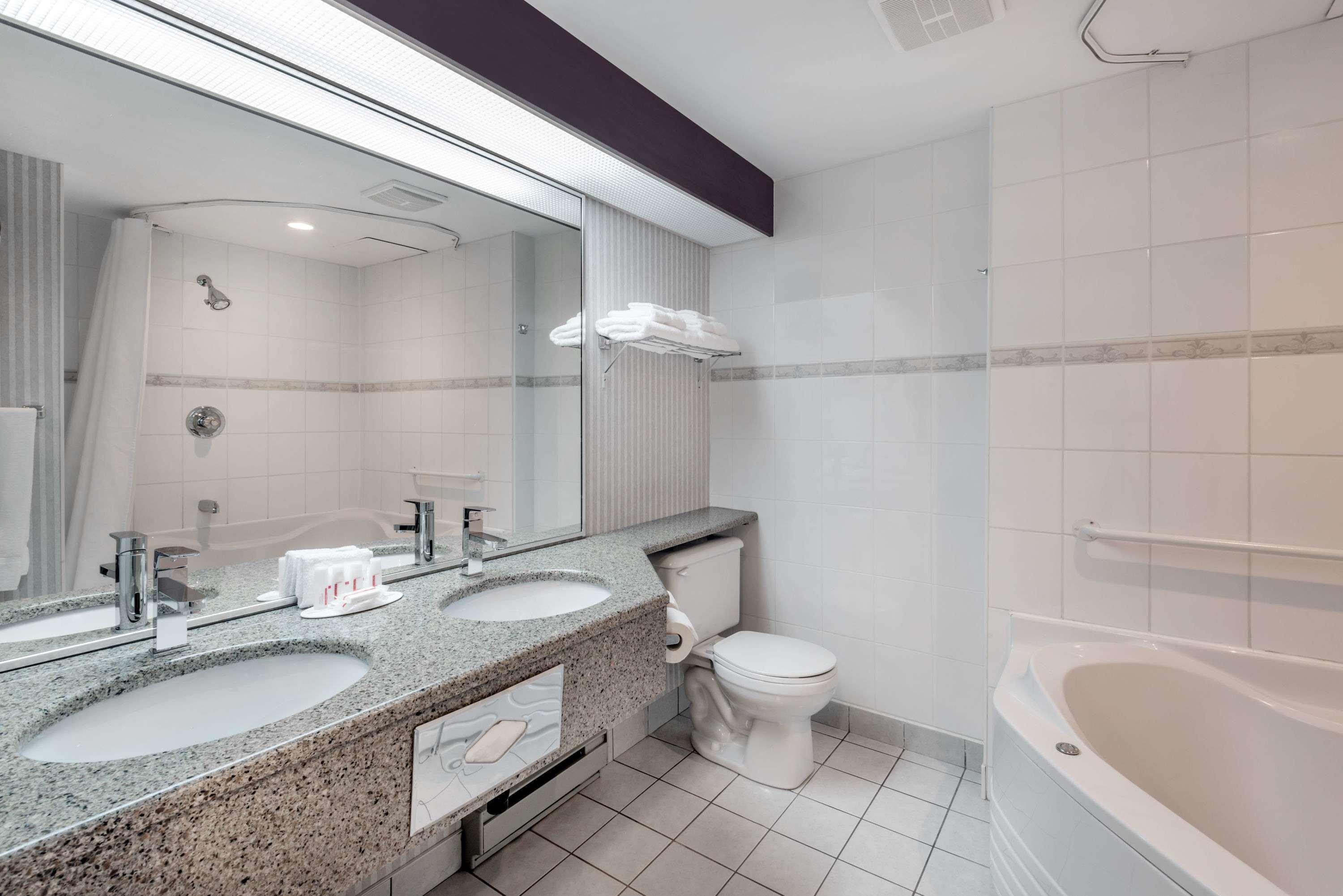 Отель Ramada Plaza By Wyndham Gatineau/Manoir Du Casino Экстерьер фото